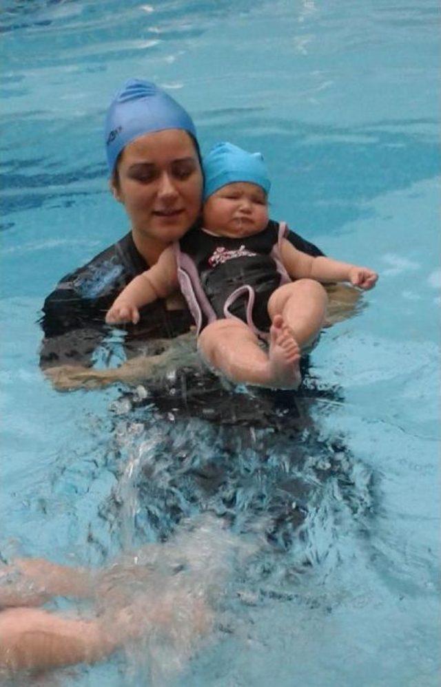 Bebeklere 2 Aylıkken Yüzme Eğitimi