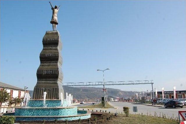 (özel Haber) Köprü Faciasında Ölenlerin Anısına Heykel Dikildi