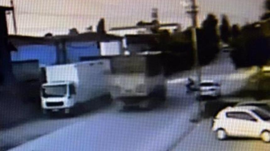 Devrilen Bisikletten D&uuml;şt&uuml;, &Uuml;zerinden Kamyon Ge&ccedil;ti &Ouml;ld&uuml;