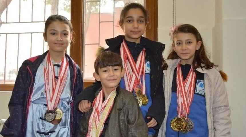 Başarılı Sporcular &Ouml;d&uuml;llendirildi