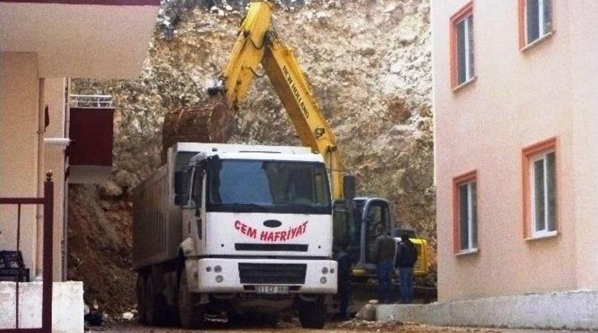 Yıkılan İstinat Duvarında Enkaz Kaldırma &Ccedil;alışması Başlatıldı