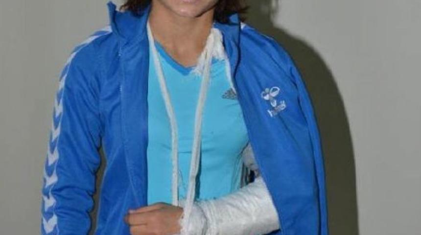 Denizlili Judocu Nesrin'de Kırık Şoku