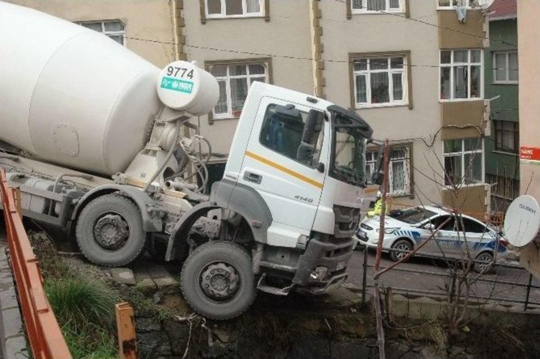 Beton Mikseri Duvarda Asılı Kaldı