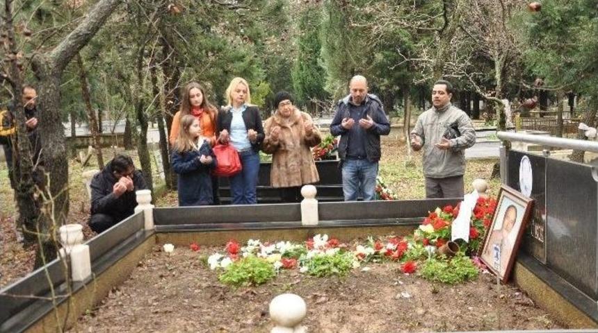 Duayen Gazeteciler Mezarları Başında Anıldı