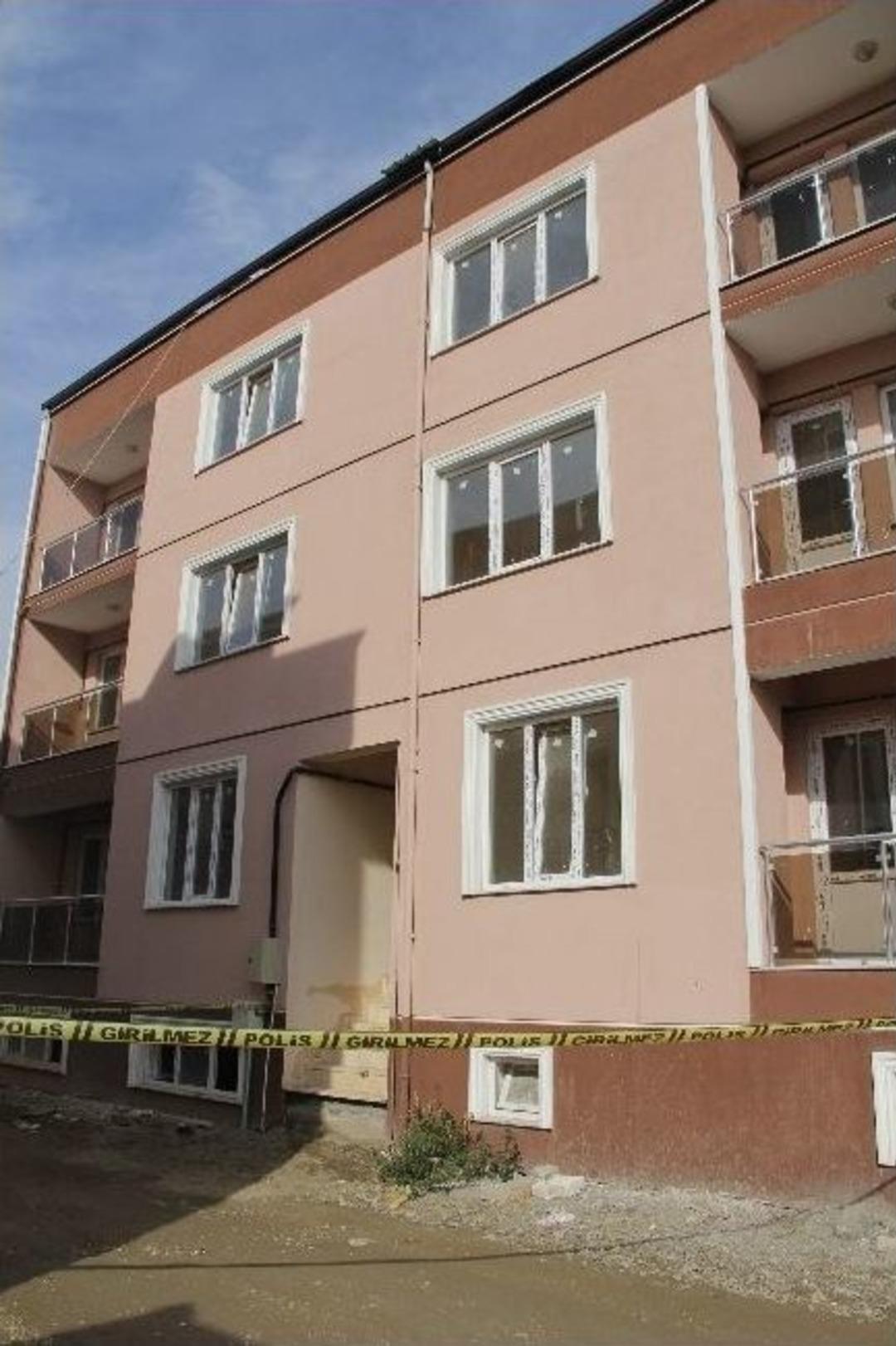 &Ccedil;atıya Sac D&ouml;şerken D&uuml;ş&uuml;p &Ouml;ld&uuml;