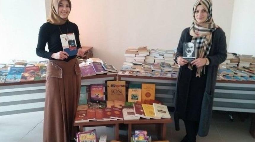 &ldquo;1000 Gence 1000 Kitap&rdquo; Projesinde Kitap Sayısı 900&rsquo;e Ulaştı