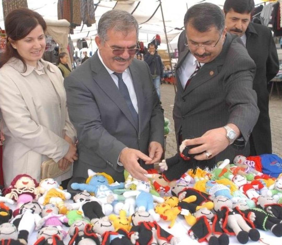 H&uuml;k&uuml;ml&uuml; Kadınların &Uuml;rettiği Bez Bebekleri Kaymakam Ve Diğer İlgililer Sattı