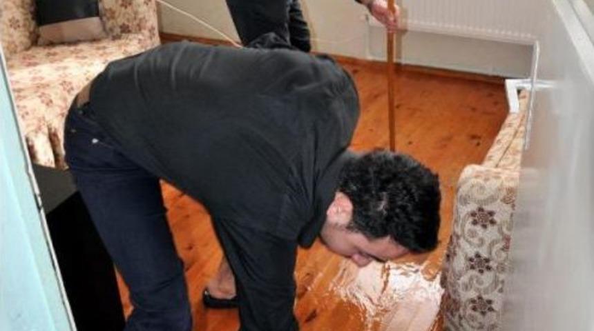 Komşusunun Tesisatı Patlayınca Evini Su Bastı