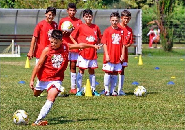 Ülker, Futbolda Çocuklara Desteğini Sürdürüyor