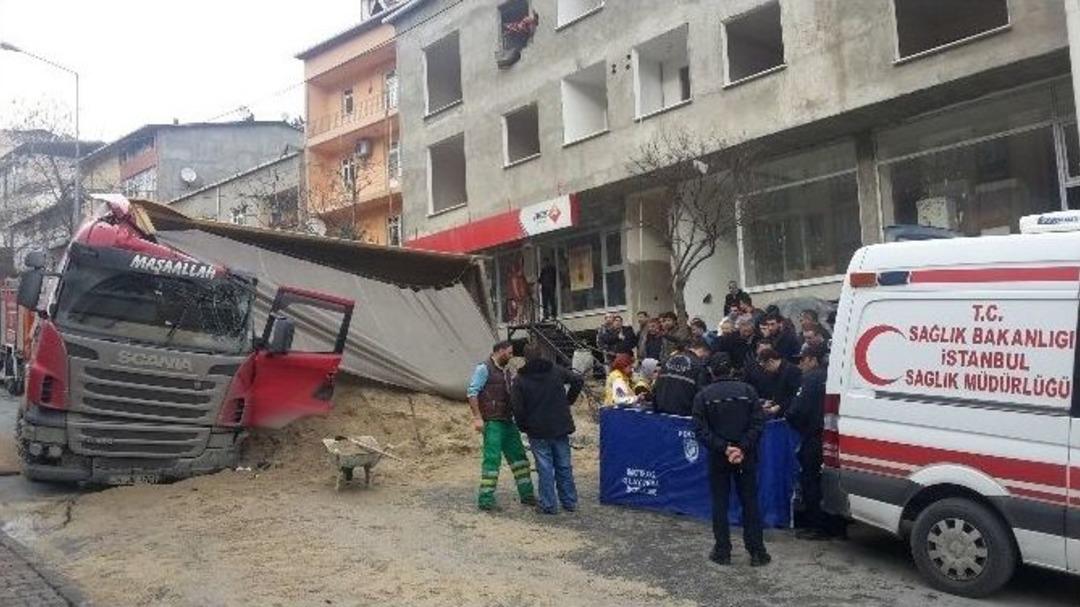 (d&uuml;zeltme) İnşaata Kum Getiren Hafriyat Kamyon Devrildi: 1 &Ouml;l&uuml;