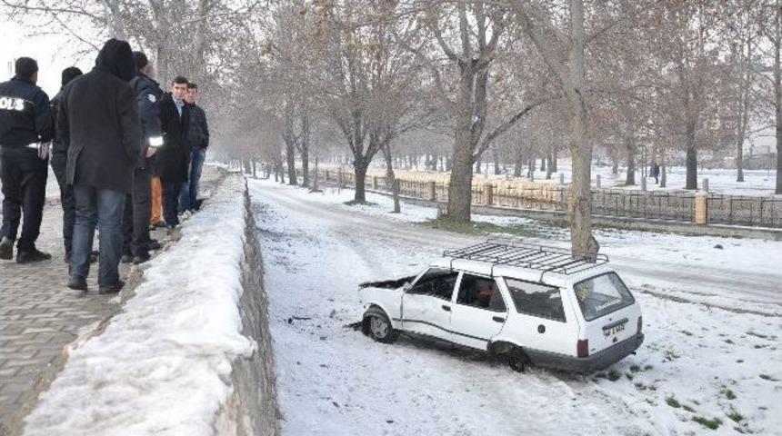Duvardan U&ccedil;tukları Otomobili Bırakıp Ka&ccedil;tılar