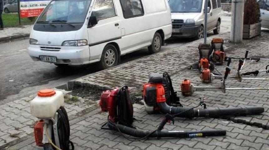 &Ccedil;aldıkları Tarım Aletlerini Satmak Isterken Yakalandılar