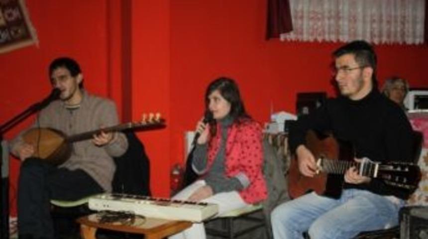 M&uuml;zikle Hayata Tutunuyorlar