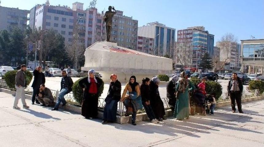 Veliler Ve &Ouml;ğrenciler &Ouml;ğretmenlerini İstedi