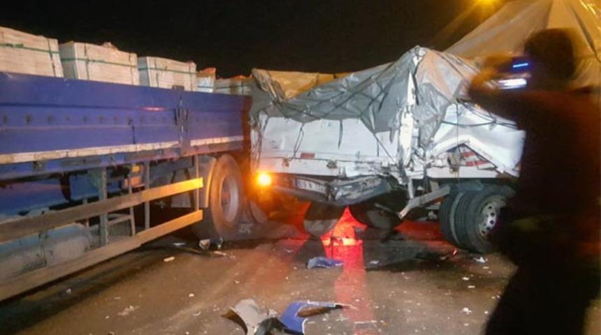 Aydın'ın Nazilli ilçesinde feci kaza: Tır 4 aracı biçti