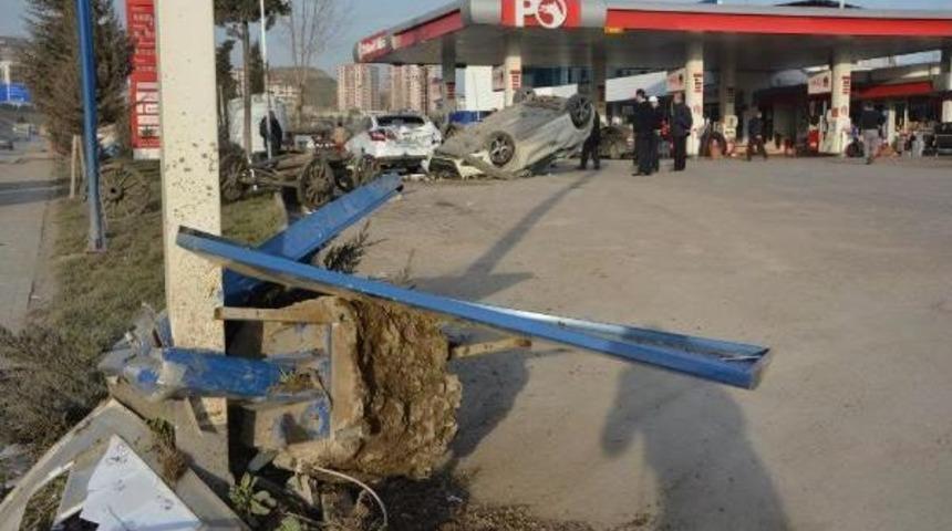Otomobil Akaryakıt Istasyonuna Daldı: 1 Yaralı