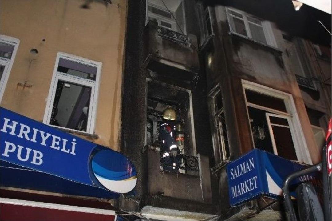Evi Yanan Yaşlı Kadın Dumandan Etkilendi, Mahalleli Seferber Oldu