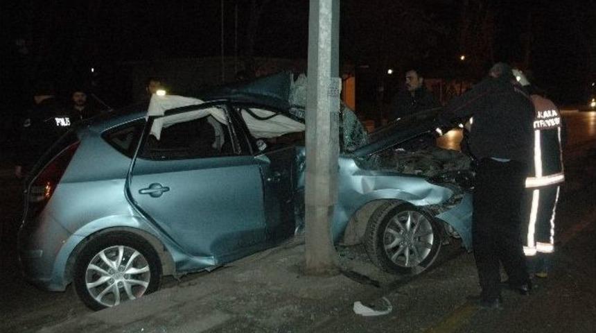 Otomobilde Sıkışan S&uuml;r&uuml;c&uuml;y&uuml;, İtfaiye Erleri Kurtardı