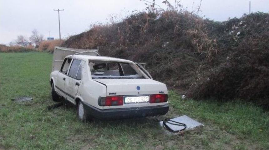 Otomobil Ekin Tarlasına U&ccedil;tu, Yolcular Hastaneye Kaldırıldı