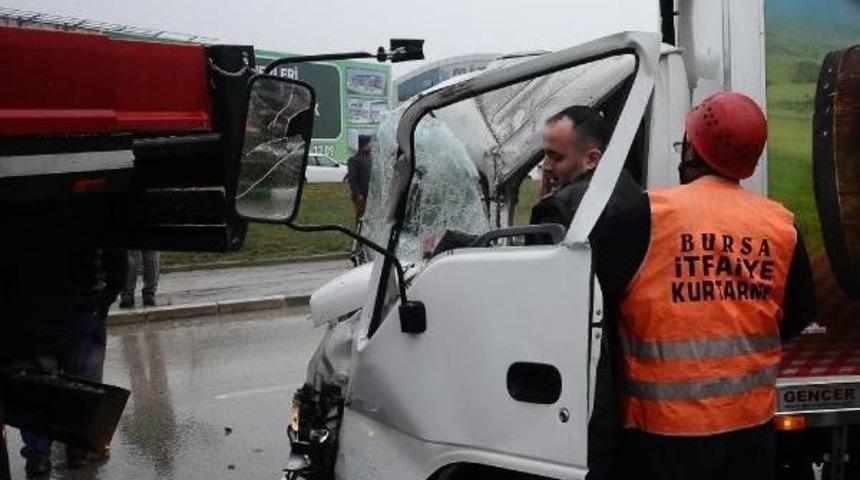 Vince &Ccedil;arpan Kamyon Şof&ouml;r&uuml;n&uuml; Itfaiye &Ccedil;ıkardı