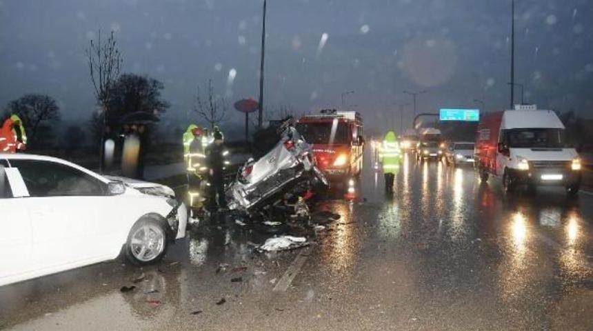 Aşırı Hız Can Aldı: 1 &Ouml;l&uuml;, 3 Yaralı