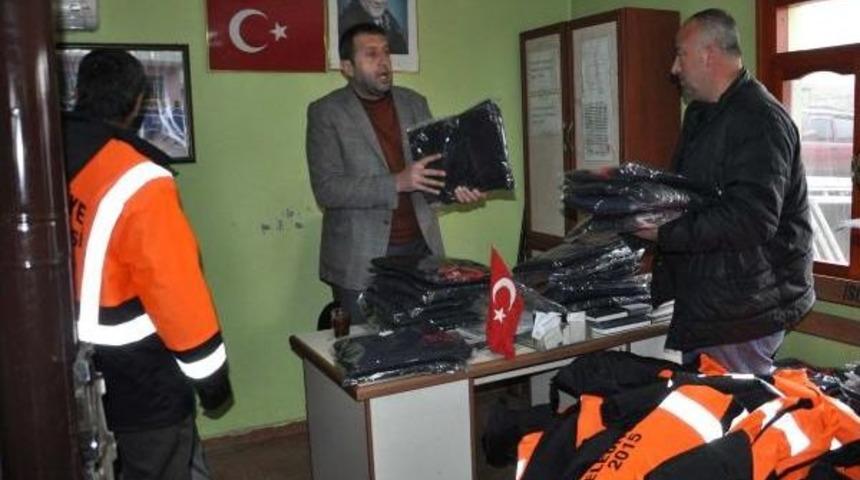 Belediyeden Temizlik Işçilerine Kışlık Kıyafet