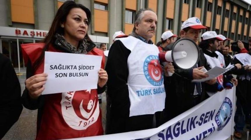 Hastane &Ouml;n&uuml;nde "doktora Dayak" Eylemi