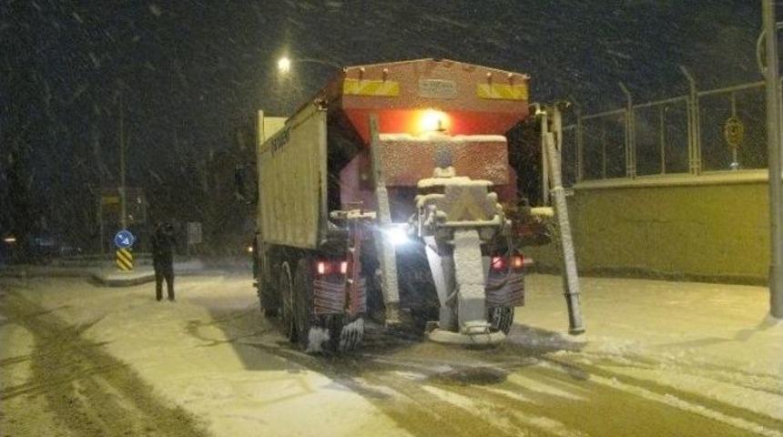 Malatya&rsquo;da Asfalt Robotları Kış Aylarında Tuzlama Aracı Olarak Kullanılıyor