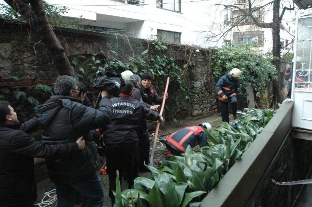 &Uuml;nl&uuml; Piyanistin Ablası K&ouml;şk&uuml;n&uuml;n &Ouml;n&uuml;nde &Ccedil;ukura D&uuml;şt&uuml;