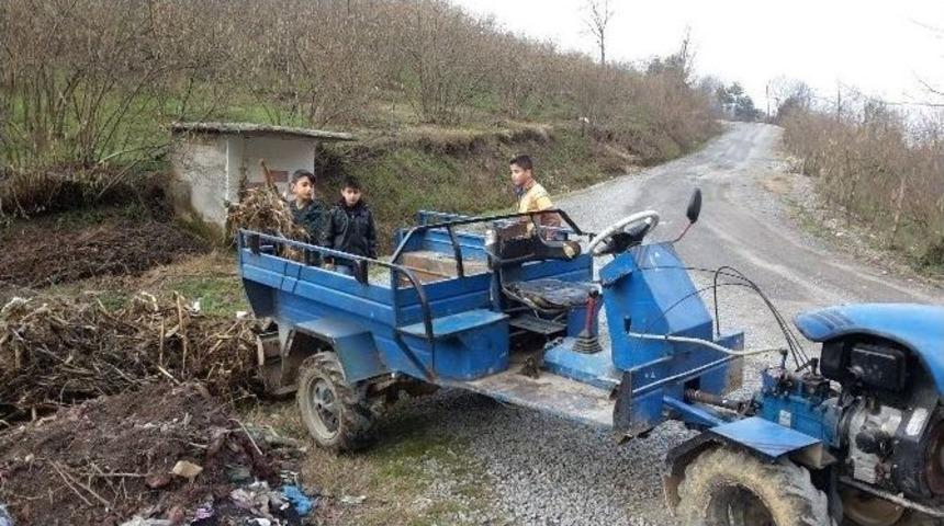 Dere Kenarına &Ccedil;&ouml;p D&ouml;ken &Ccedil;ocuklara Muhtardan İbretlik Ceza