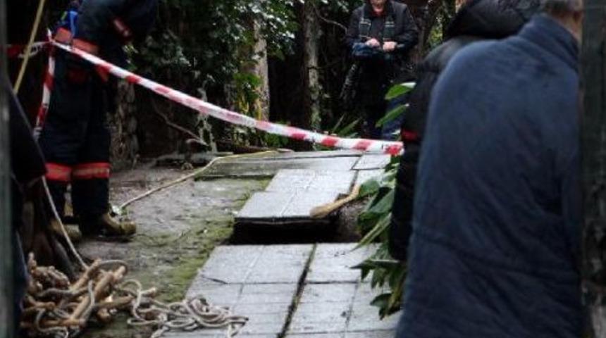 Tarihi K&ouml;şk&uuml;n Yolu &Ccedil;&ouml;kt&uuml;, 85 Yaşındaki Kadın Kuyuya D&uuml;şt&uuml;