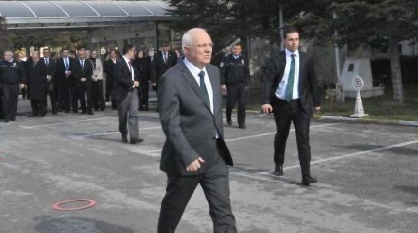 Emniyet M&uuml;d&uuml;r&uuml; Veda Ederken Personelden Helallik Istedi