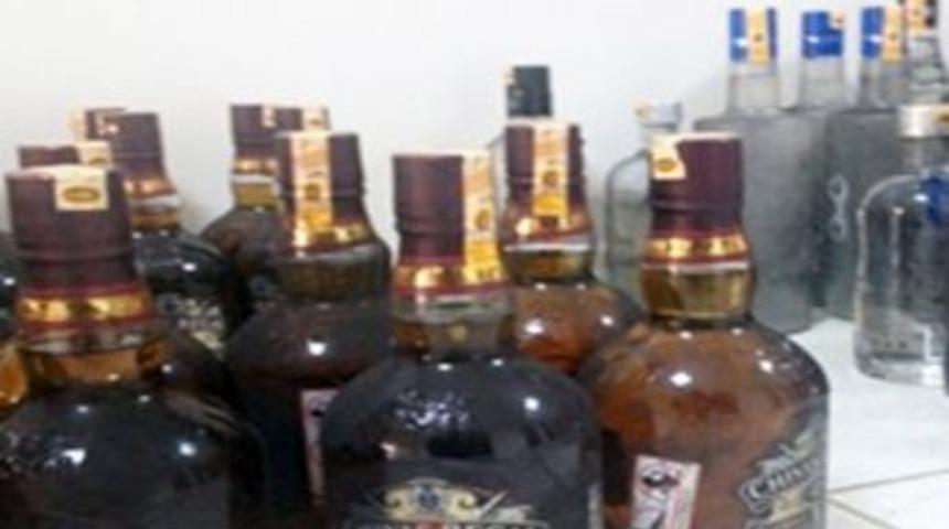 Yolcu Otob&uuml;s&uuml;nde 110 Şişe Sahte İ&ccedil;ki Ele Ge&ccedil;irildi