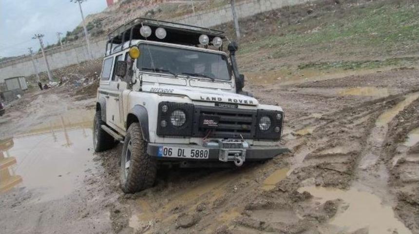 Baski&rsquo;nin İyi Kapatmadığı &Ccedil;ukur Adeta Ara&ccedil;ları Yuttu