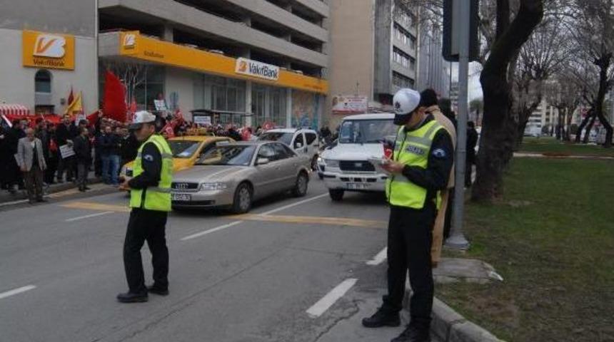 İzmir'deki Yasadışı Dinleme Operasyonunda G&ouml;zaltındaki 17 Kişinin Ifadesi Alınıyor (3)