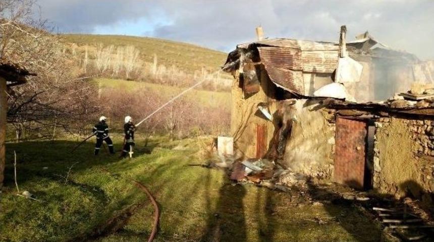 Akşehir&rsquo;de İki Katlı Ahşap Evde Yangın