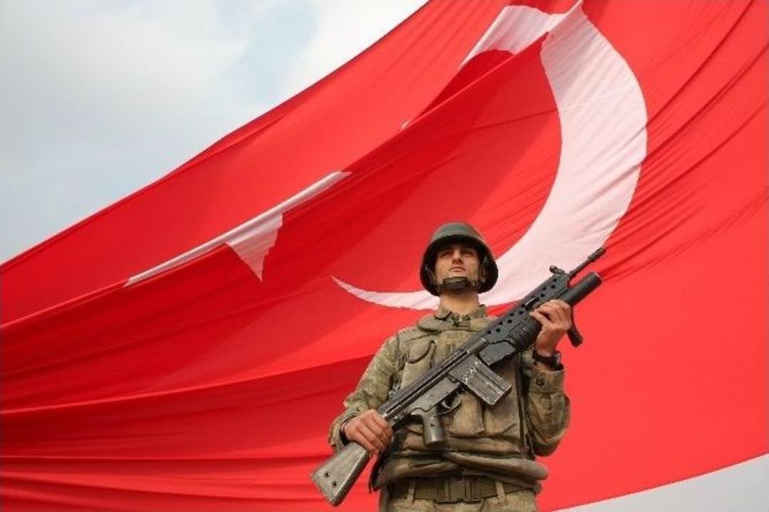 Suriye Sınırına Dev T&uuml;rk Bayrağı Dikildi