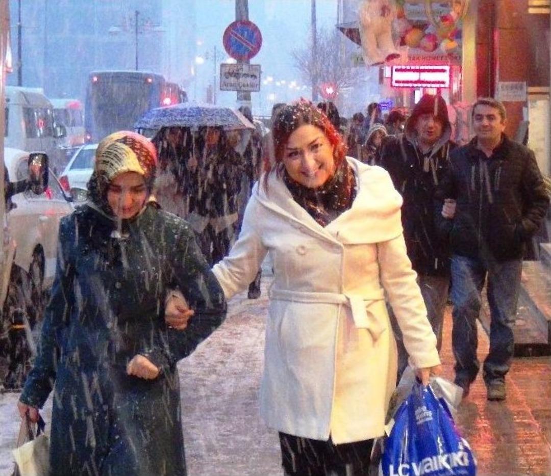 Van&rsquo;da Kar Yağışı