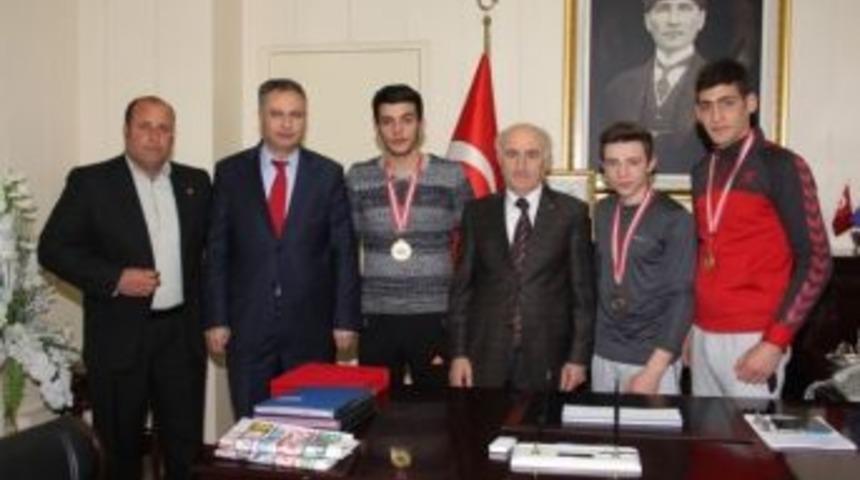 Dereceye Giren Sporcuları Vali Yusuf Odabaş Ödüllendirdi