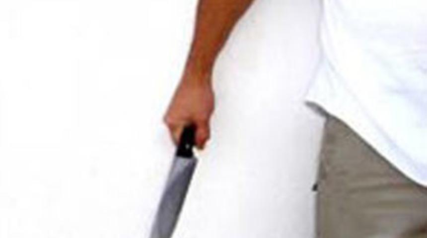 Acil serviste doktoru bıçakla kovaladı