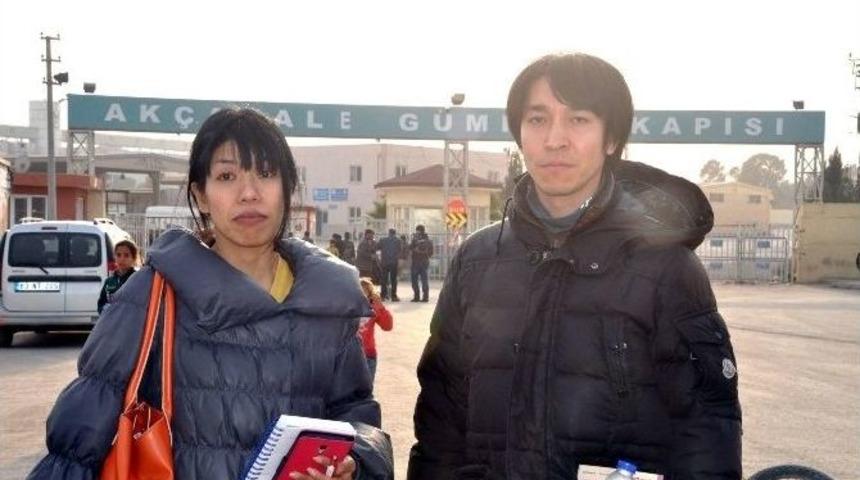Japon Gazetecilerin Sınırda Umutlu Bekleyişi