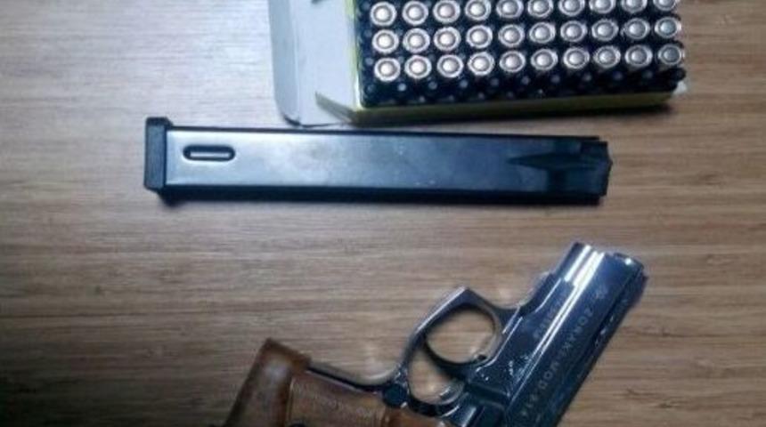 Sakarya&rsquo;da Ruhsatsız Tabanca Ve Uyuşturucu Ele Ge&ccedil;irildi