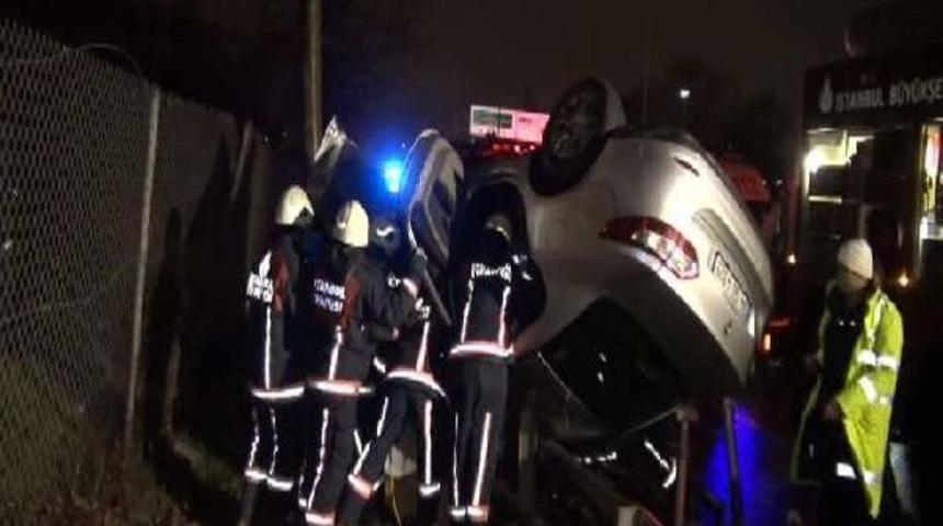 Takla Atan Ara&ccedil; Bariyerlere &Ccedil;arptı; Biri Ağır 2 Yaralı