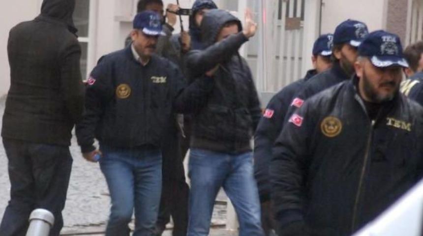 İzmir'deki Yasadışı Dinleme Operasyonunda G&ouml;zaltındaki 20 Kişi, Adliyeye Sevk Edildi (2)