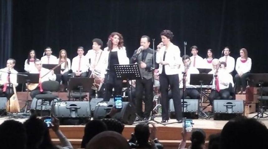 Y&uuml;reğir Gen&ccedil;lik Merkezi T&uuml;rk Halk M&uuml;ziği Grubu İlk Konserini Verdi