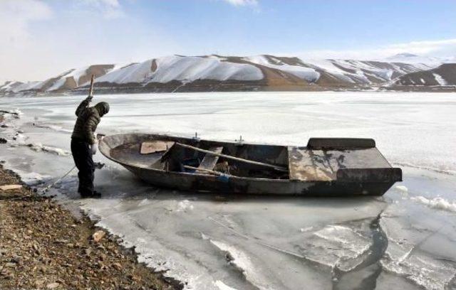 Kar Yolları Kapattı, Baraj Gölü Buz Tuttu