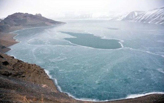 Kar Yolları Kapattı, Baraj Gölü Buz Tuttu