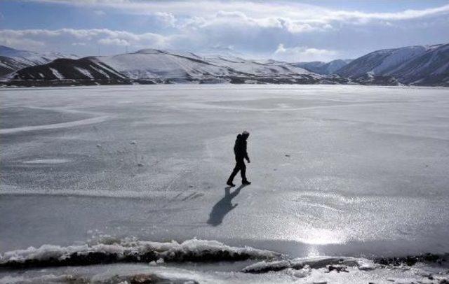 Kar Yolları Kapattı, Baraj Gölü Buz Tuttu