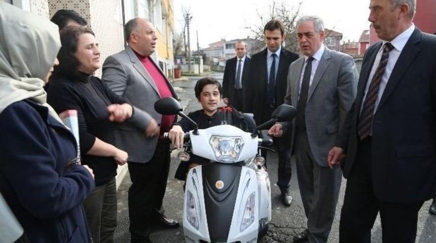 Liseli Enes&rsquo;in Y&uuml;z&uuml; Ak&uuml;l&uuml; Araba İle G&uuml;ld&uuml;