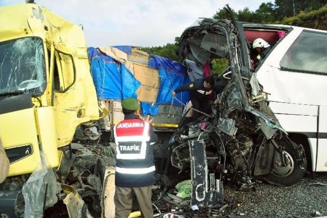 (d&uuml;zeltme) Mevsimlik İş&ccedil;i Taşıyan Otob&uuml;sle Tır &Ccedil;arpıştı: 4 &Ouml;l&uuml;, 40 Yaralı